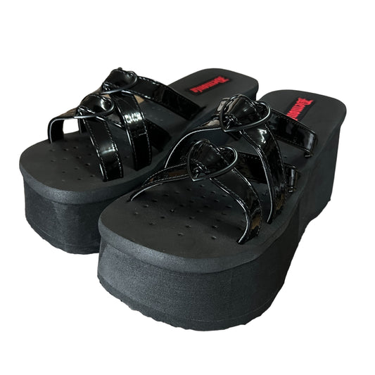 【DEMONIA】ハートバックルエナメルストラップ厚底サンダル-US7(23.5-24cm)