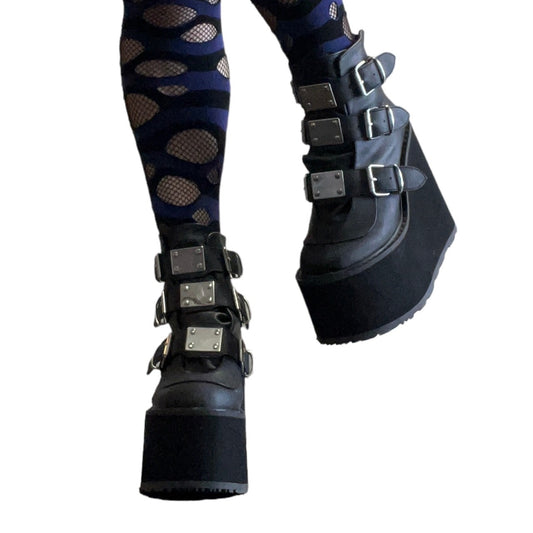 【DEMONIA】3段メタルバックル厚底アンクルブーツ-US7(23.5-24cm)