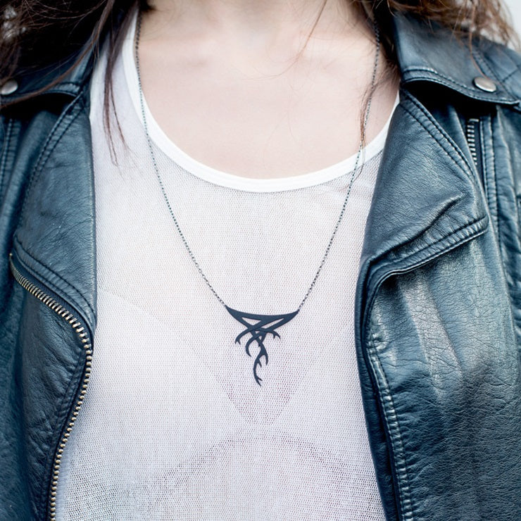 THE FORGET NECKLACE IN BLACK