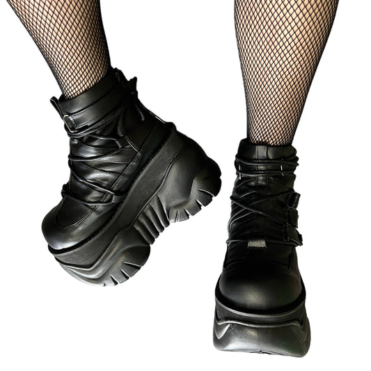 DEMONIA BOXER-13 ― 足元から存在感を演出する厚底ブーツ
