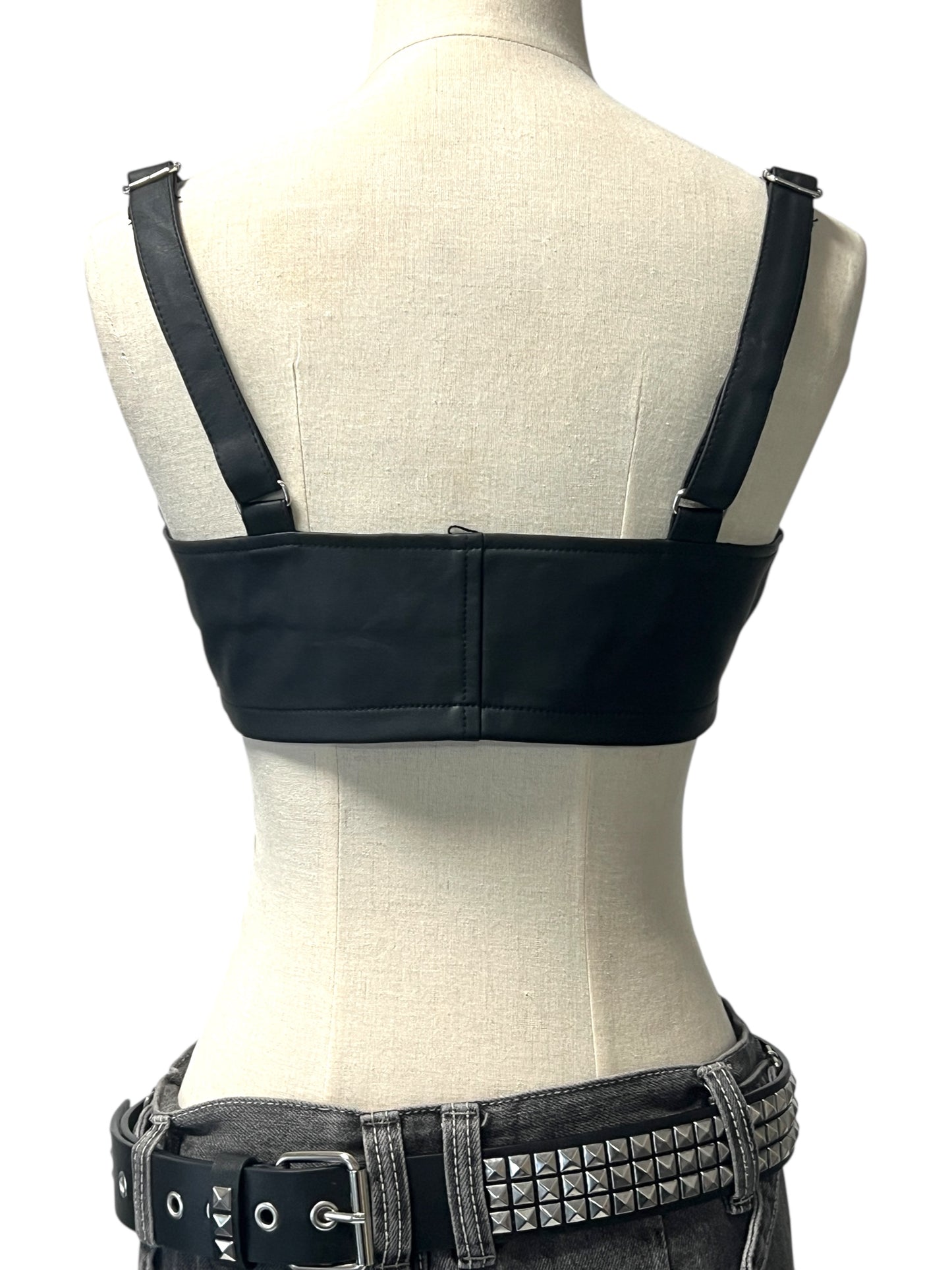 【TRIPP NYC】クロップド丈ホルタートップ＊FAUX LEATHER BUCKLE CROP HALTER(VX4188)