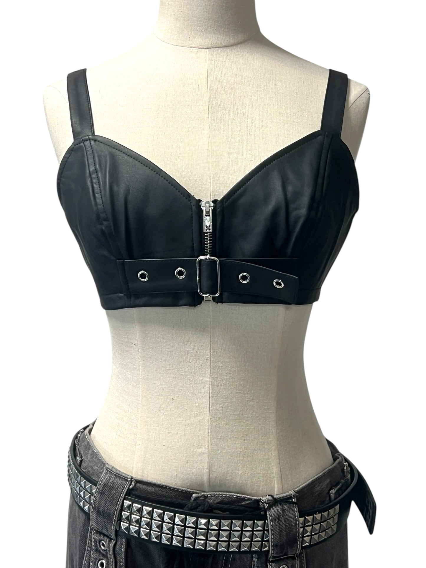 【TRIPP NYC】クロップド丈ホルタートップ＊FAUX LEATHER BUCKLE CROP HALTER(VX4188)